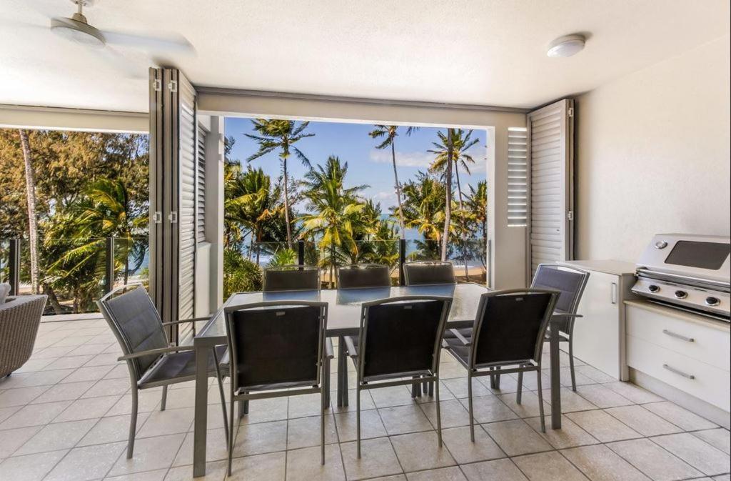 Island Views Beachfront Apartments Palm Cove Exterior foto