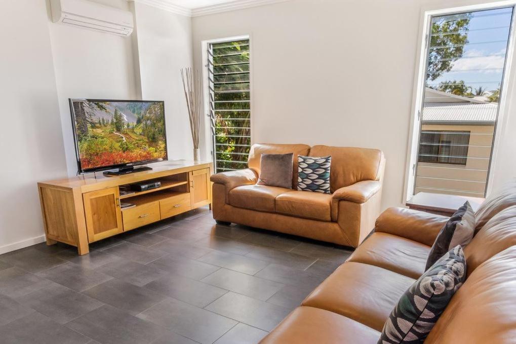 Island Views Beachfront Apartments Palm Cove Exterior foto