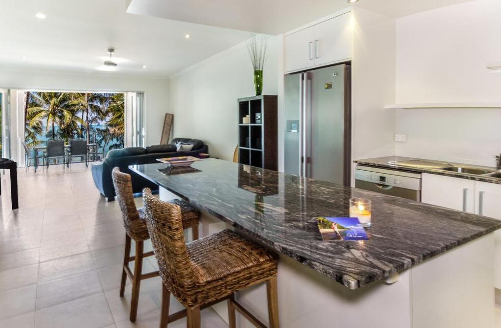 Island Views Beachfront Apartments Palm Cove Exterior foto