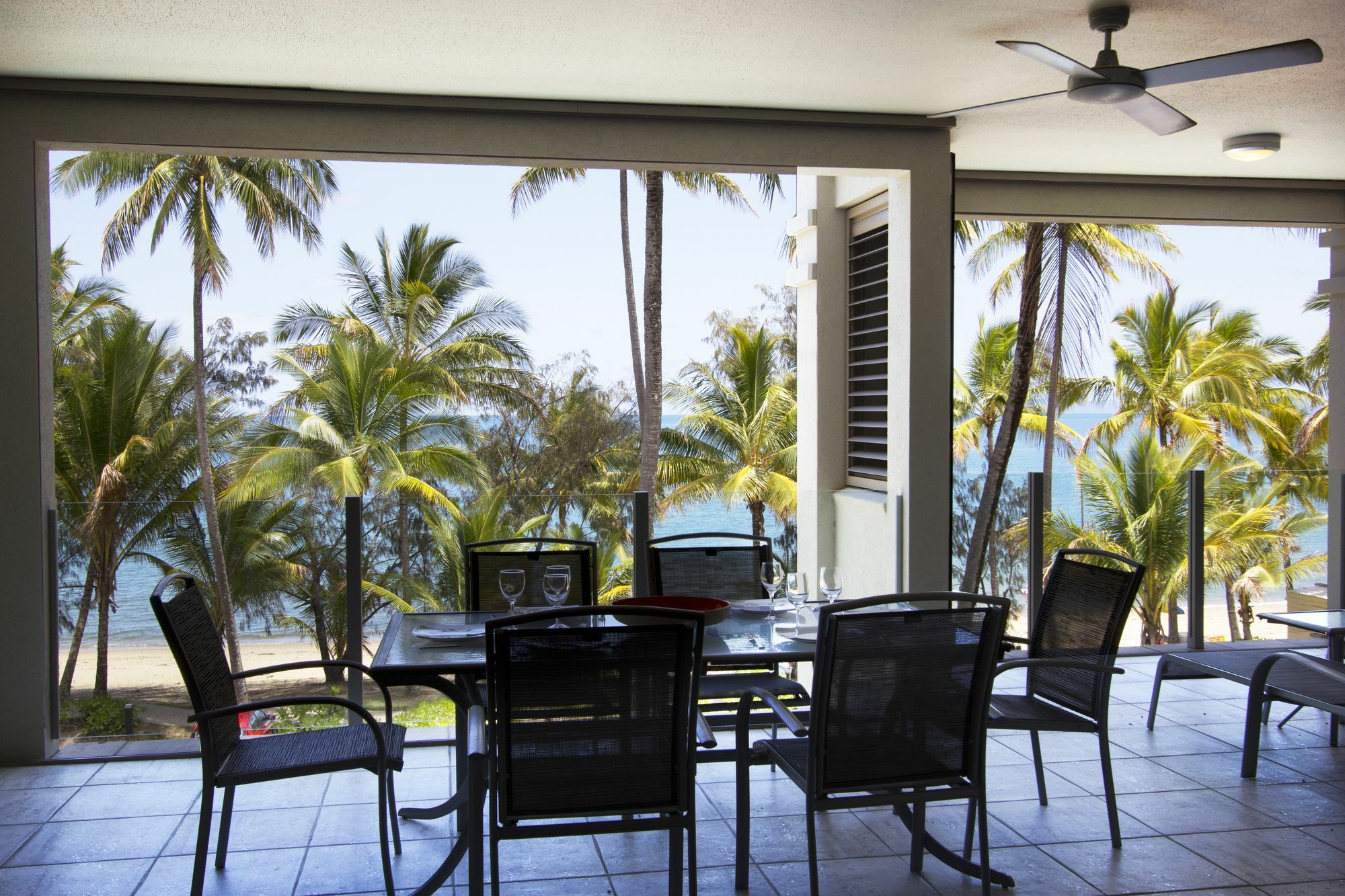 Island Views Beachfront Apartments Palm Cove Exterior foto