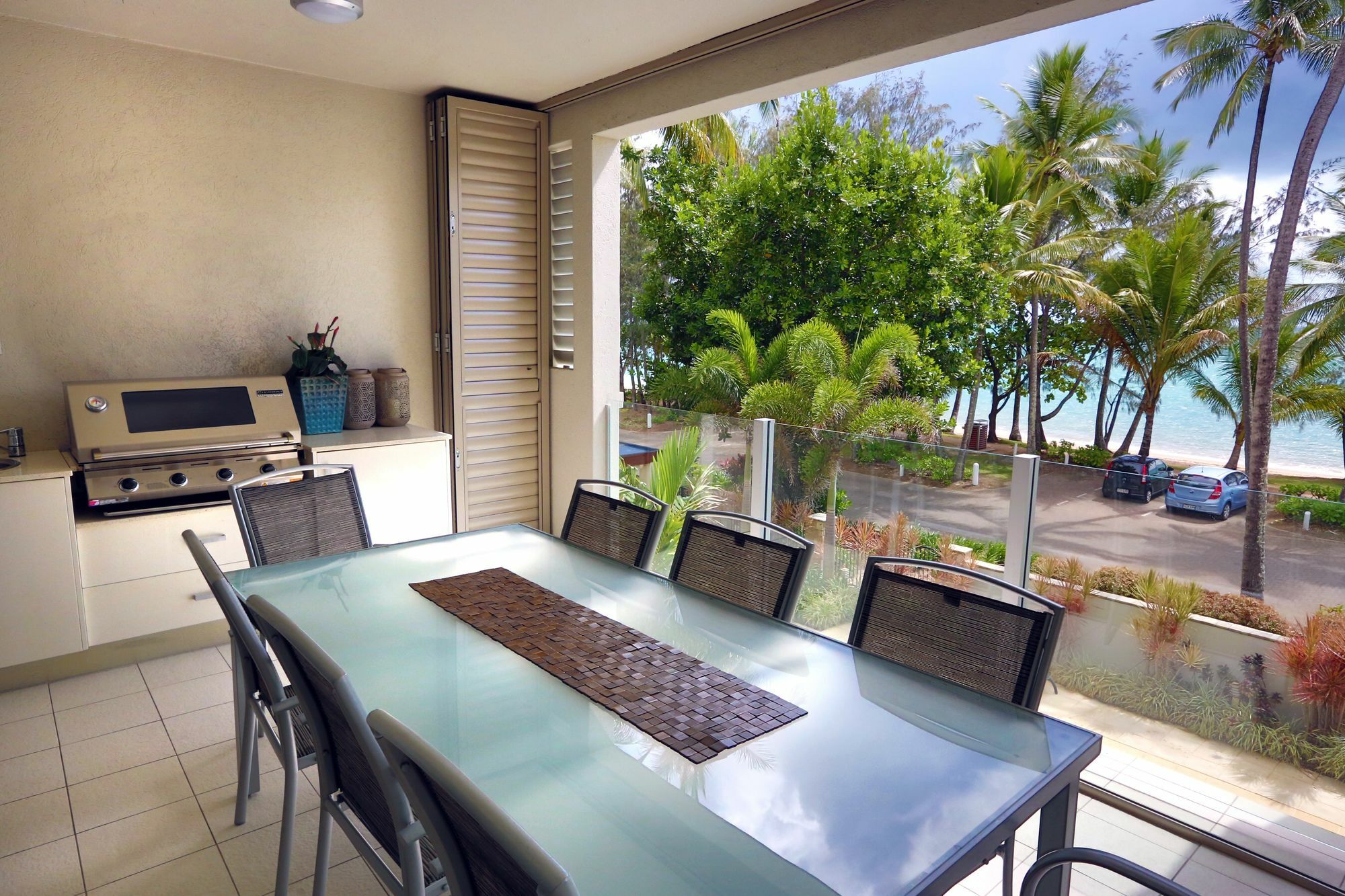Island Views Beachfront Apartments Palm Cove Exterior foto